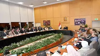 وزير الإسكان يتابع موقف مشروعات مياه الشرب والصرف بعدد من المحافظات والمدن الجديدة