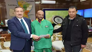 بسبب تعليق على "فيسبوك".. محافظ المنوفية يكرم مسئول وعمال نظافة -صور