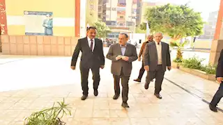 بالصور- محافظ أسيوط يتفقد لجان الشهادة الإعدادية