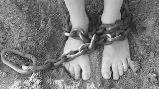 احتجاز فتاة داخل غرفة سرية بمنزل أعمامها لمدة 6 سنوات بالبدرشين