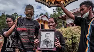 أغرب من الخيال.. 20 صورة لقبيلة لا تدفن موتاها وتعيش معهم في المنازل 