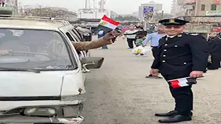 بالصور- رجال الشرطة يوزعون الشيكولاتة والورود على المواطنين في شوارع الفيوم