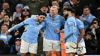 لاعب مانشستر سيتي يتغنى بزميله عمر مرموش.. ماذا قال؟