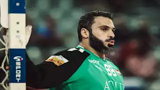 كريم هنداوي يدعم لاعبي منتخب مصر للشباب في مباراة إسبانيا من داخل الملعب