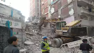 لخطورتهما الداهمة.. إزالة عقاريين حتى سطح الأرض بالإسكندرية - صور