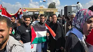 حشود من الفيوم أمام معبر رفح في مليونية "لا للتهجير": ندعم قرارات الرئيس