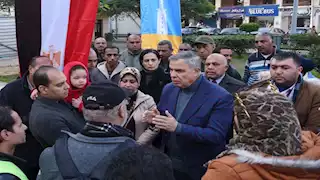 استمع لشكاوى المواطنين.. محافظ الإسكندرية يتفقد أسواق اليوم الواحد -صور