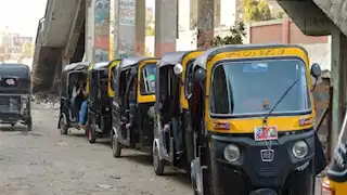 محافظ سوهاج يوجّه بلصق تعريفة ركوب التوك توك على المركبات