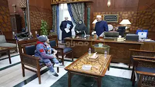 شيخ الأزهر يشيد بكفاح السيدة زينب الشربيني ويعد بوظيفة لابنها بعد التخرج (صور)