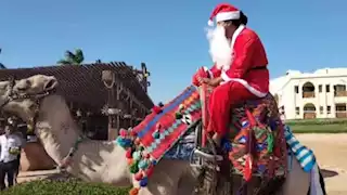 بابا نويل يجوب الشواطئ على جمل.. شرم الشيخ تحتفظ ببهجة الكريسماس في عيد الميلاد- صور