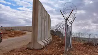 العراق يعلن إتمام بناء 400 كيلومتر من جدار خرساني على الحدود السورية