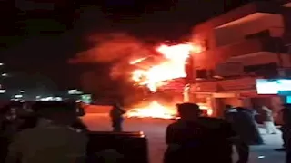 النار اشتعلت فجراً.. مصرع 3 وإصابة 8 في حريق هائل داخل عقار بفيصل | صور