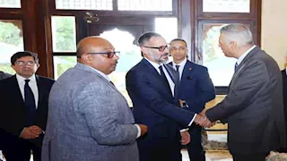 بالصور- محافظ أسوان يلتقى رئيس شبكة الأغاخان للتنمية بحديقة الأزهر بالقاهرة 