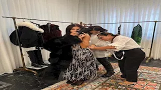 هدى المفتي تخطف الأنظار بفستان أسود لامع في كواليس عرض "دوكس آند"