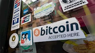 بتكوين ترتفع بأكثر من 3% وسط إغلاق حكومي أمريكي