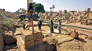 بحالة مذهلة.. اكتشاف لوحة نادرة للإمبراطور تيبيريوس في الكرنك (صور)