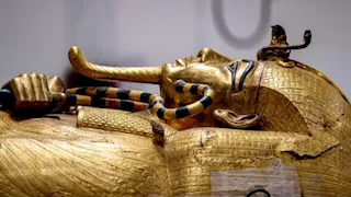 الآلاف يتوافدون على المتحف المصري لمشاهدة قناع توت عنخ آمون- فيديو
