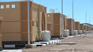 بالصور- محافظ جنوب سيناء يتفقد منازل قرية رأس النقب قبل تسليمها للأهالي