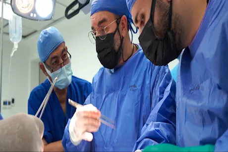 "الصحة" تنظم زيارة لخبير عالمي في زراعة الأعضاء وتجري 28 عملية جراحية