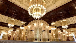 أكبر نجفة في العالم.. 50 طنًا من الفخامة تتلألأ في قلب القاهرة