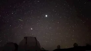 شاهد بالفيديو.. قطار أقمار "ستارلينك" يتجول فوق الشفق القطبي