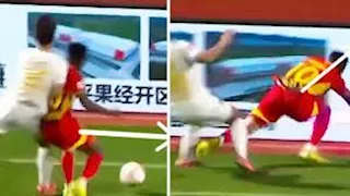 "اصطدم بلوحة إعلانية".. إصابة خطيرة للاعب في الدوري الصيني تهدد بشلل نصفي (فيديو وصور)