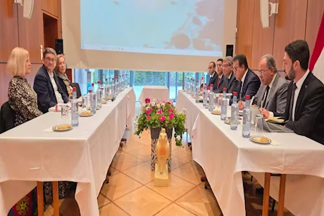 وزير الصحة يبحث مع منظمة دولية تعزيز الدعم الطبي للأطفال متضرري الحروب