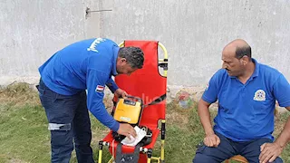 بالصور- حكم مباراة في كفر الشيخ يرفض بدء مباراة قبل فحص جهاز الصدمات