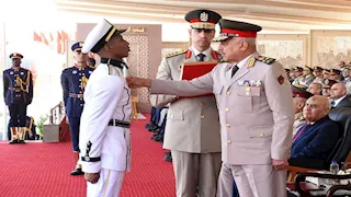 تخرُِّج دفعات جديدة في الكليات العسكرية.. ووزير الدفاع ينقل لهم تهنئة الرئيس -صور