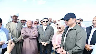 بالصور- محافظ الفيوم يشهد مزاد بيع السمك والجمبري على بحيرة قارون