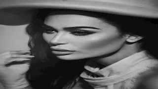 نادين الراسي بإطلالة جريئة بالأبيض والأسود: "بدك تعيش بسلام اكتفي"