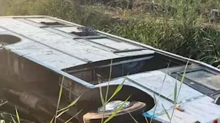 بالصور- انقلاب أتوبيس يقل عددًا من أطفال الروضة بترعة في المنيا