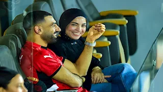 محمد صلاح وزوجته يثيران الجدل بسبب "شنطة وساعة".. ما القصة؟