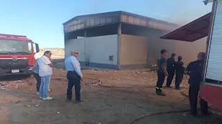 بالصور- السيطرة على حريق بمخزنين للمخلفات ببورسعيد وتأثر حركة الطيران 