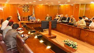 ‬محافظ أسيوط يبحث تفعيل دور الجمعيات التعاونية والطلابية داخل المدارس