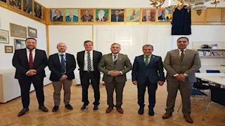 رئيس جامعة السويس يبحث مع نظيره النمساوي تعزيز التعاون الأكاديمي 