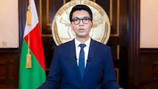 هروب الرئيس واغتيال مزعوم.. آخر تطورات مدغشقر بعد سيطرة الجيش