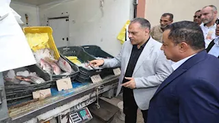تخفيضات 30%.. محافظ الشرقية يتفقد سوق اليوم الواحد بكفر صقر