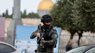 فيديو| جندي إسرائيلي يقتحم بحذائه مسجدا بالقدس المحتلة ويوقف بعض المصلين