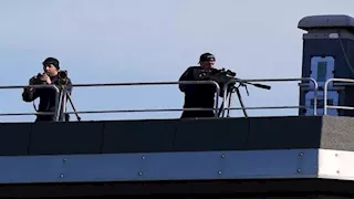 طائرات وقناصة واحتجاجات لأجل غزة... ماذا حدث قبل مباراة إيطاليا وإسرائيل؟