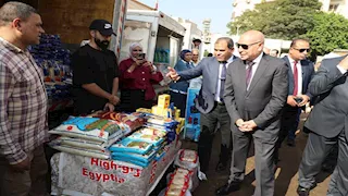 صور.. محافظ القاهرة يتفقد قافلة الخير للسلع الغذائية بحي وسط