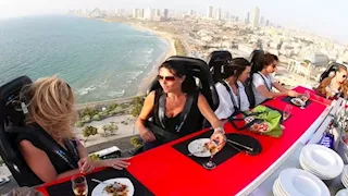 عشاء في السماء وغداء تحت الماء.. أغرب المطاعم بالعالم