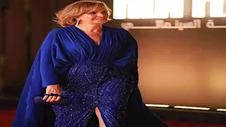 بتطريزات أنيقة وشال شيفون.. يسرا تتألق بإطلالة ملكية على السجادة الحمراء بمهرجان الجونة