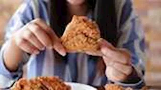 ما الذي يحدث لجسمك عند تناول الطعام يوميًا في الشارع؟