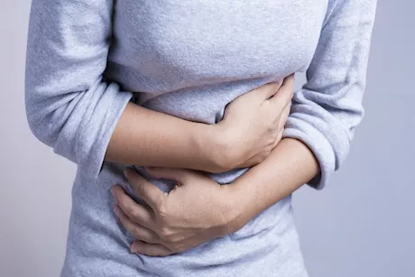 القولون العصبي ومشاكل المعدة.. طبيب يوضح كيفية التفرقة بينهما