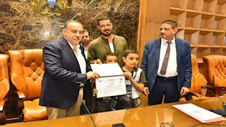 شهامة نادرة.. محافظ أسيوط يكرم منقذ أطفال منقباد من كارثة التروسيكل الغارق