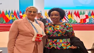 المستشارة أمل عمار تلتقي في الصين بوزيرة المرأة بجنوب أفريقيا 