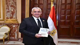 الصور الأولى لـ سيف زاهر خلال تسليم كارنية عضوية مجلس الشورى