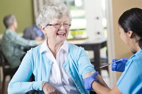 هل لقاح الإنفلونزا آمن لكبار السن؟- طبيب يوضح 