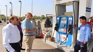 بالصور- محافظ القليوبية يتفقد المواقف لمتابعة تطبيق التعريفة الجديدة